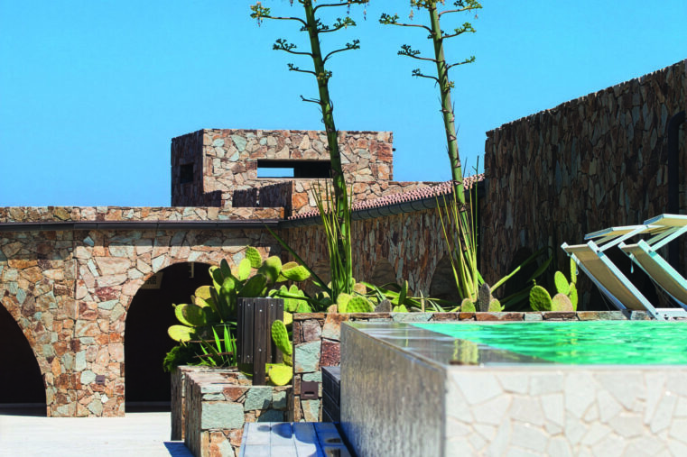 architecture en pierre et piscine du resort Valle dell Erica en Sardaigne