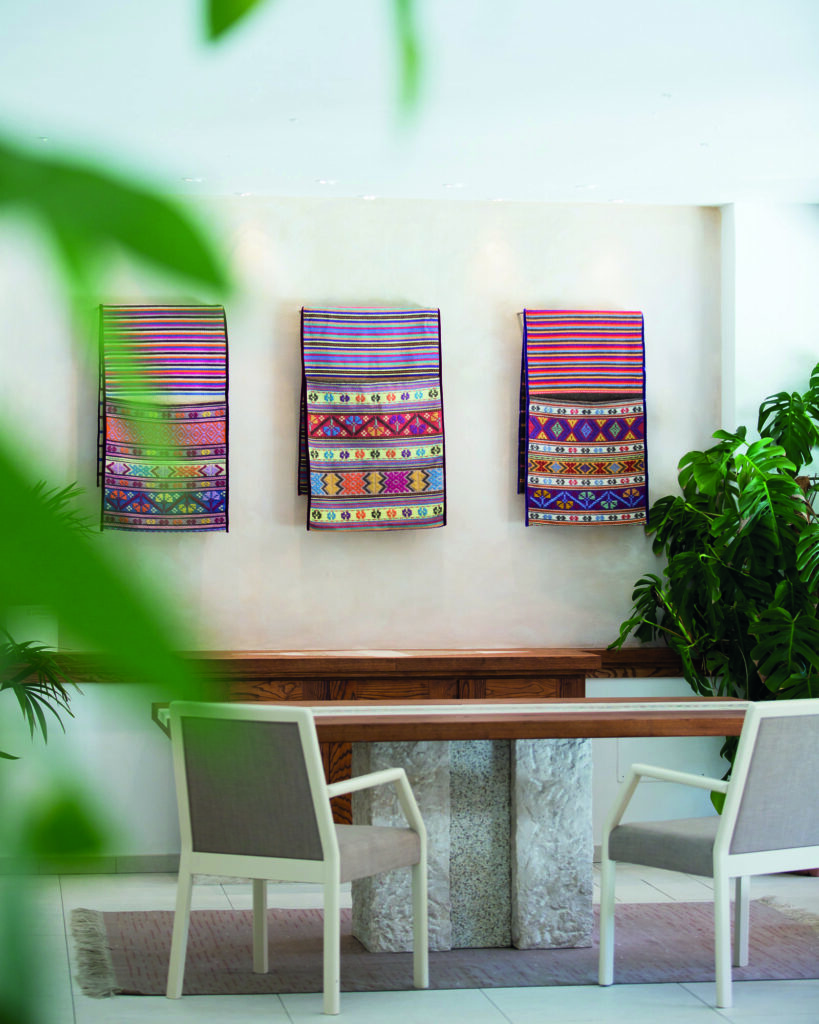 textiles artisanaux sardes exposes dans un interieur lumineux
