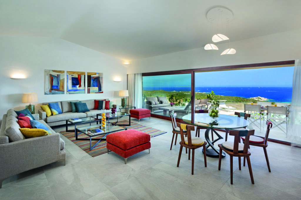 salon lumineux avec vue mer dans une suite du resort en Sardaigne