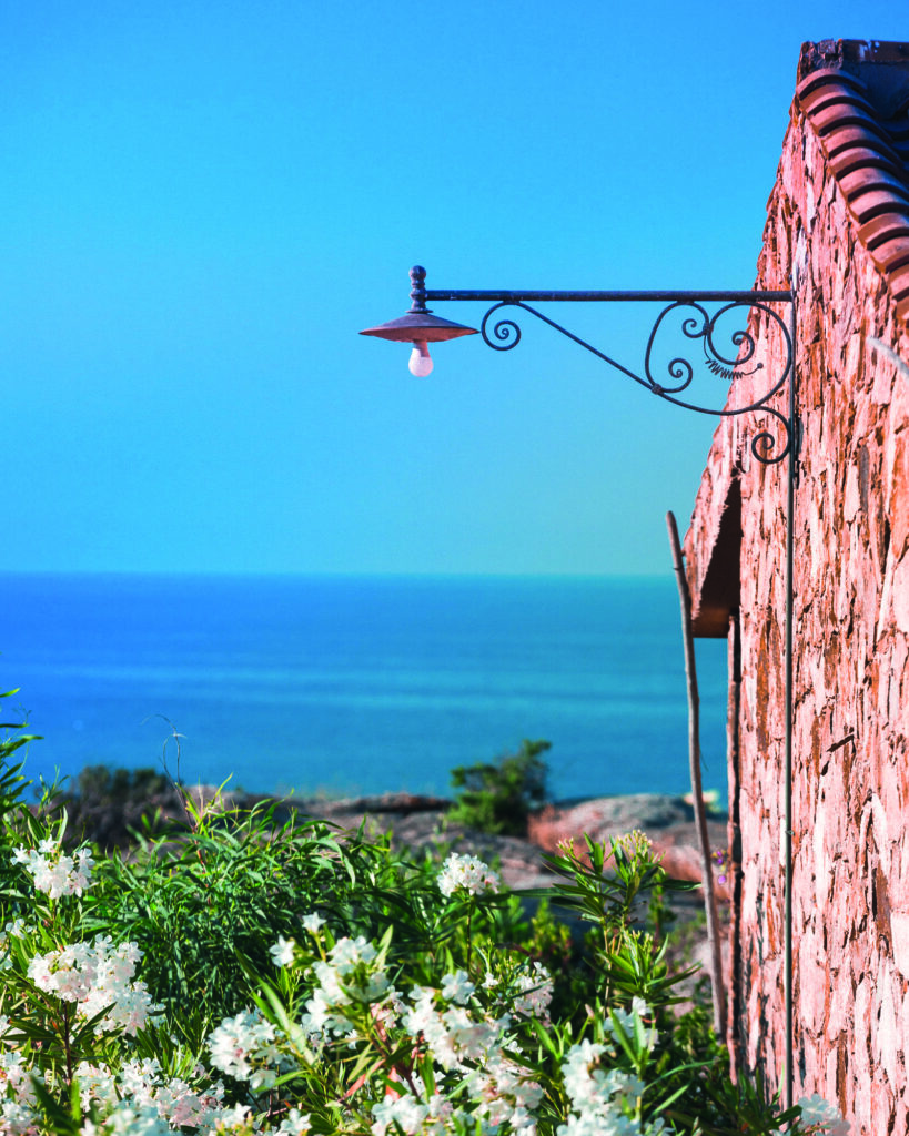 facade en pierre du resort en Sardaigne avec vue sur la mer Mediterranee