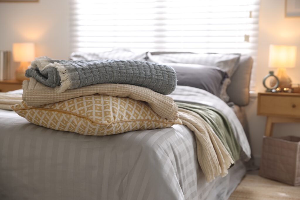 linge de lit confortable coussins et plaid chambre invités