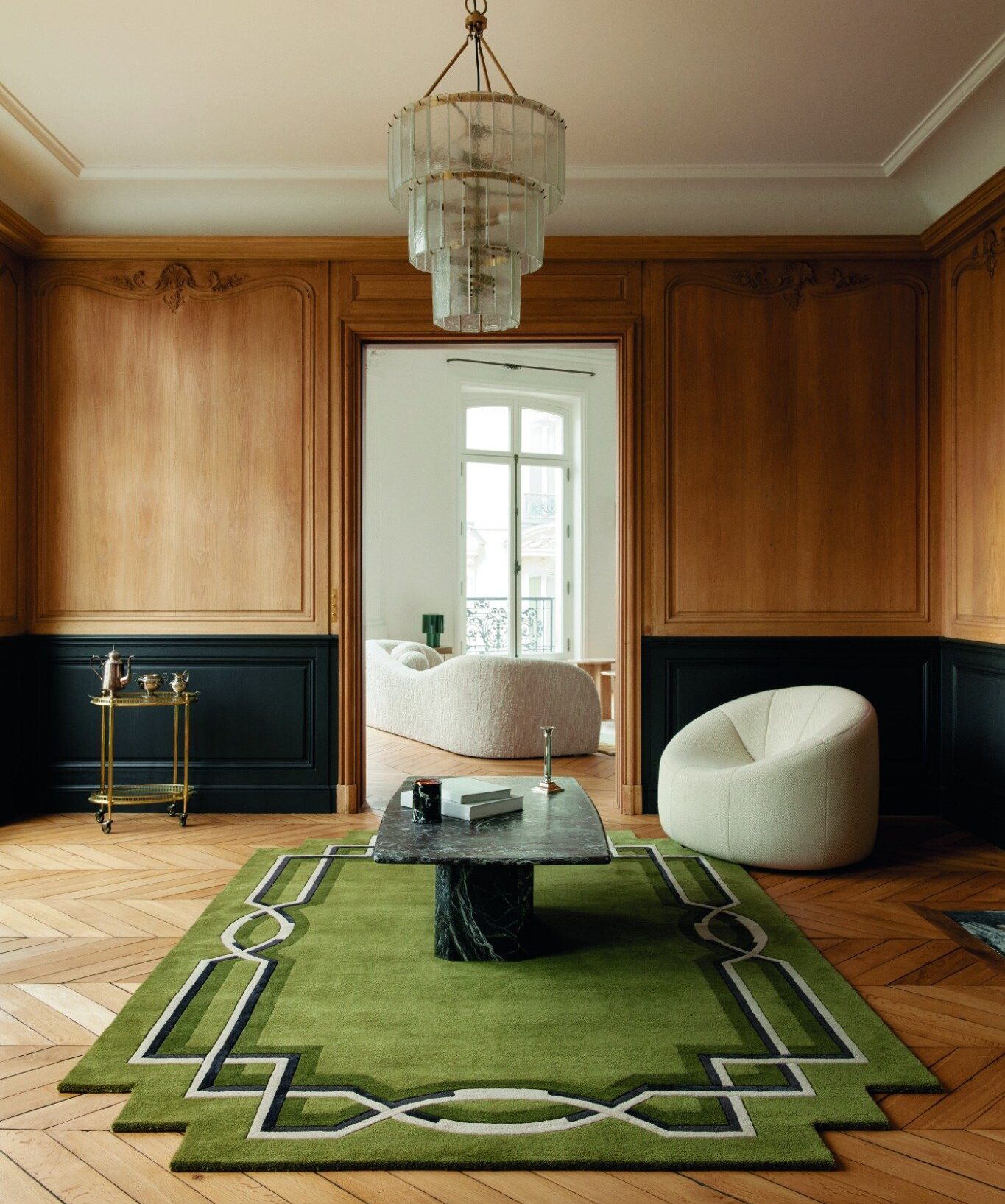 Salon élégant avec tapis vert graphique, mobilier contemporain et boiseries murales