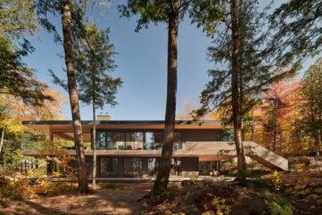 Maison en bois contemporaine en pleine nature avec façade minimaliste et intégration dans un environnement forestier