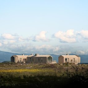 Complexe hôtelier contemporain en Turquie avec bâtiments en pierre et bois au cœur d’un paysage naturel sur la côte égéenne