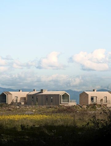 Complexe hôtelier contemporain en Turquie avec bâtiments en pierre et bois au cœur d’un paysage naturel sur la côte égéenne