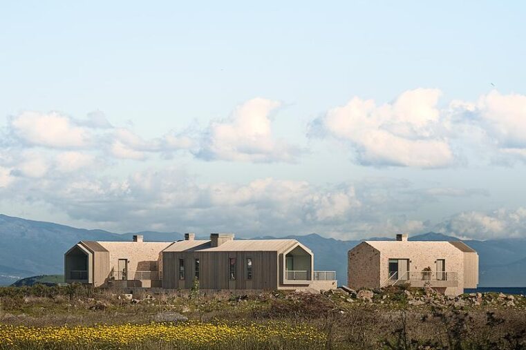 Complexe hôtelier contemporain en Turquie avec bâtiments en pierre et bois au cœur d’un paysage naturel sur la côte égéenne