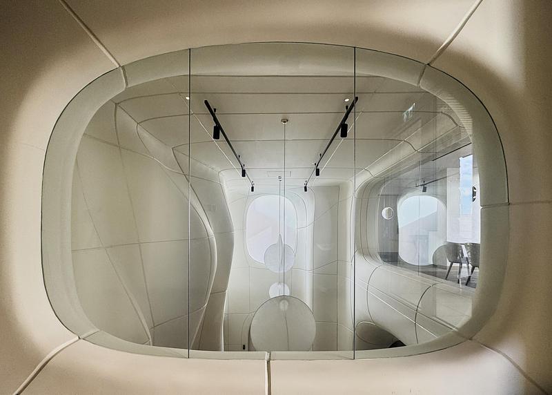 Intérieur futuriste avec formes organiques et parois vitrées dans un studio d’enregistrement design en Turquie