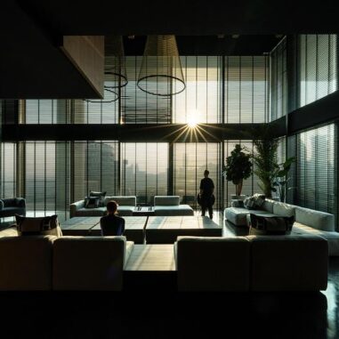 Installation design en matériaux translucides et textures pastel