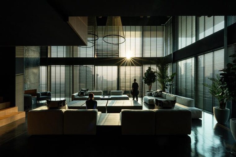 Installation design en matériaux translucides et textures pastel