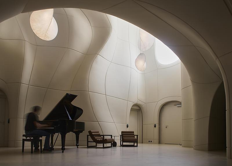 Détail de façade contemporaine en pierre et bois avec lignes architecturales modernes sur la côte égéenne