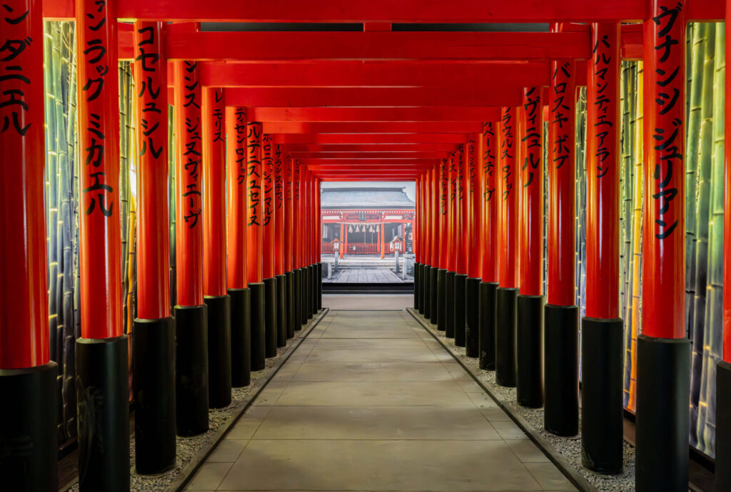 Allée de torii rouges inspirée des sanctuaires japonais dans l’exposition Passion Japon.