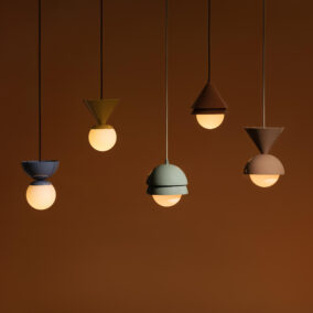 Suspensions design de la collection FORMA sur fond terracotta avec compositions géométriques minimalistes