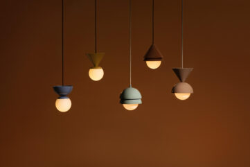Suspensions design de la collection FORMA sur fond terracotta avec compositions géométriques minimalistes