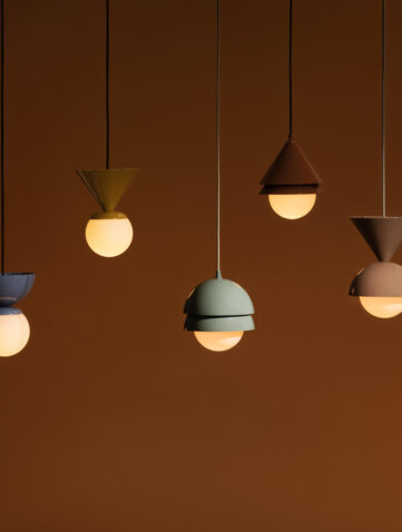 Suspensions design de la collection FORMA sur fond terracotta avec compositions géométriques minimalistes
