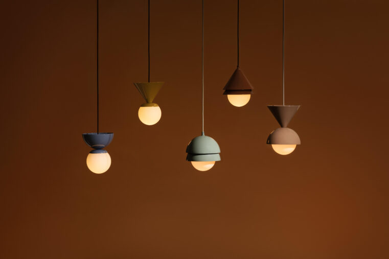Suspensions design de la collection FORMA sur fond terracotta avec compositions géométriques minimalistes