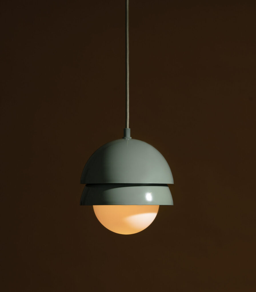 Suspension design minimaliste avec globe lumineux et structure métallique vert sauge