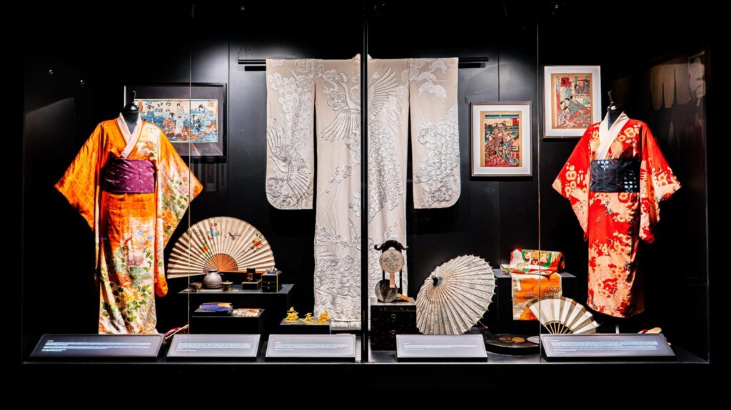 Kimonos et objets traditionnels japonais exposés dans Passion Japon à Paris.
