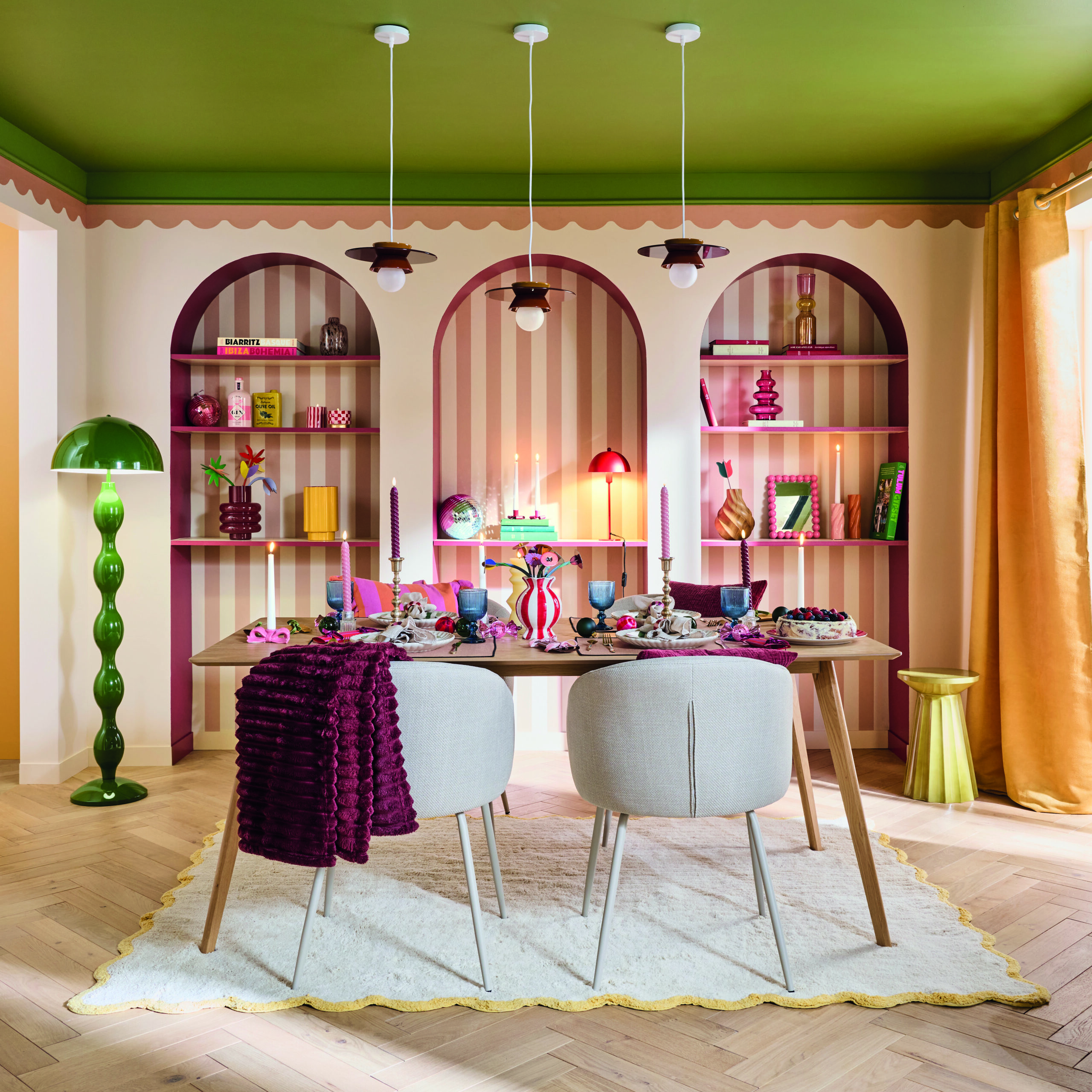Salle à manger colorée avec arches murales pastel et décoration rétro contemporaine