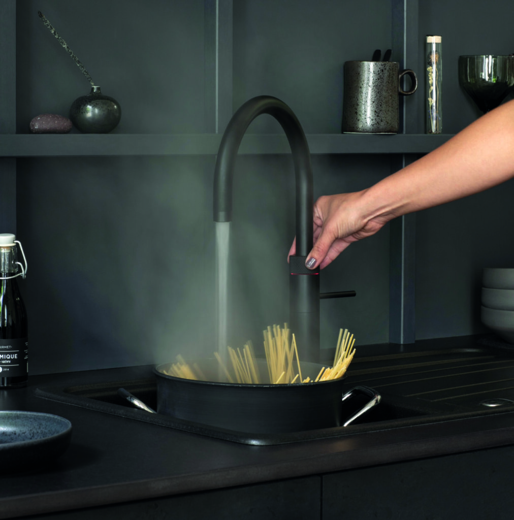 Robinet Quooker noir distribuant de l’eau bouillante pour la cuisson des pâtes