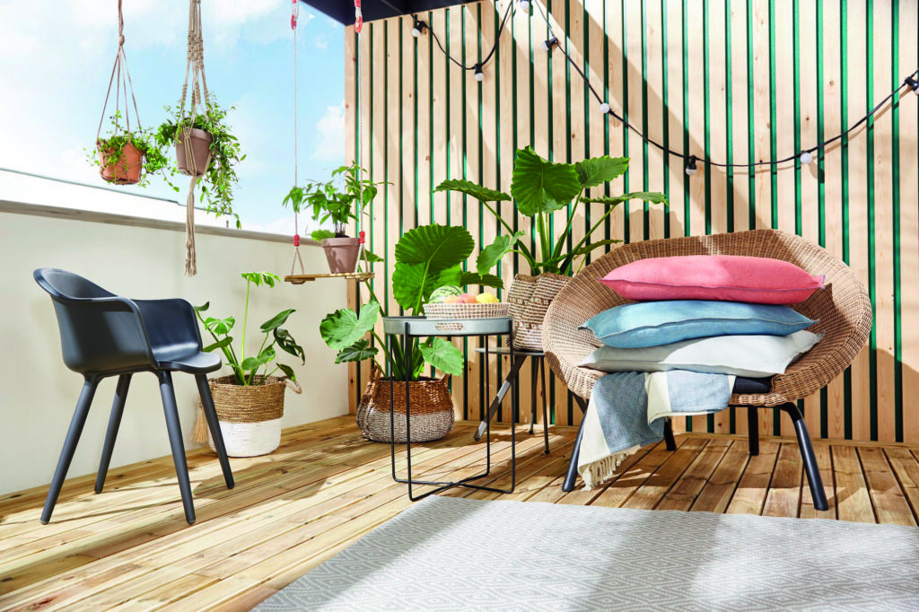 Balcon cosy avec mobilier en bois et décoration végétale