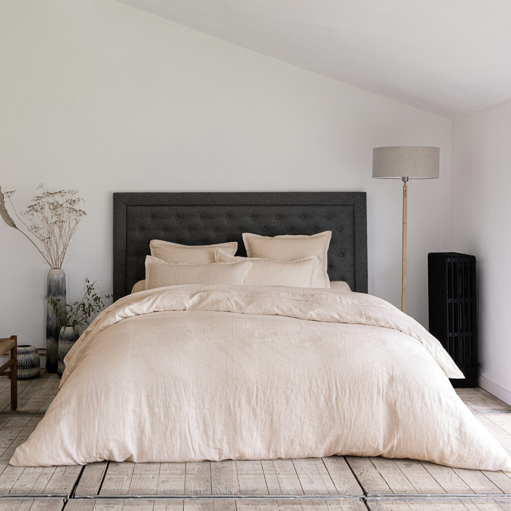linge de lit uni dans des tons naturels pour une chambre apaisante