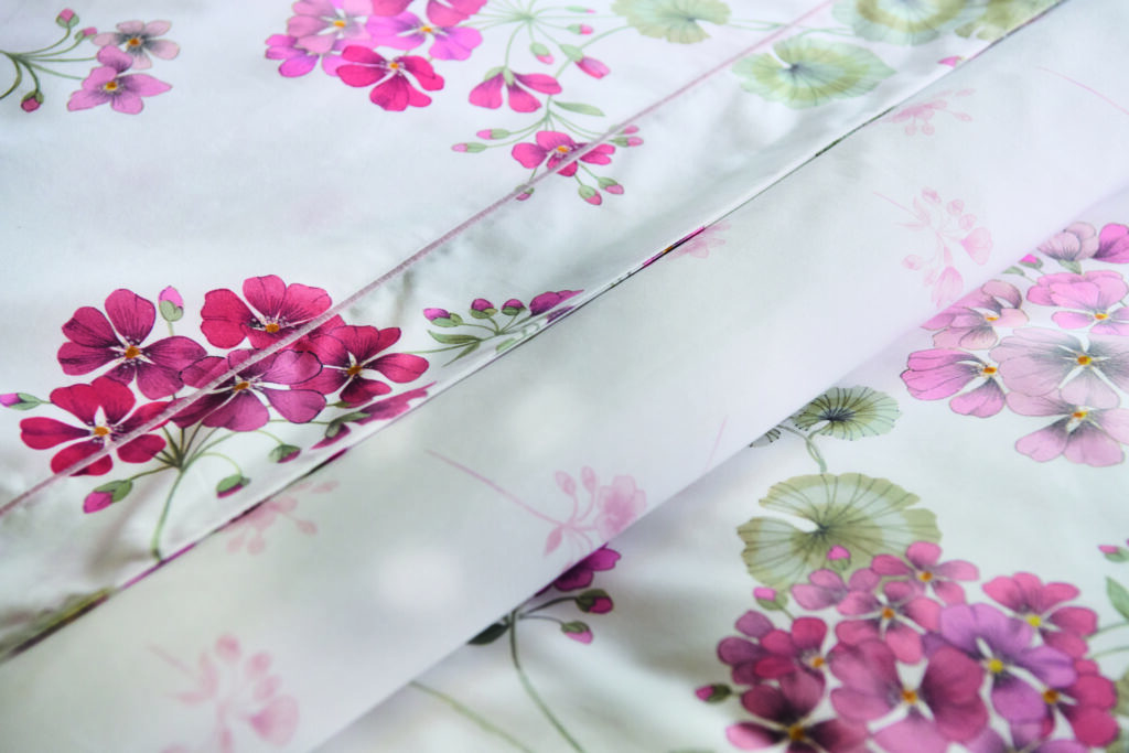 linge de lit en percale de coton avec motif floral délicat
