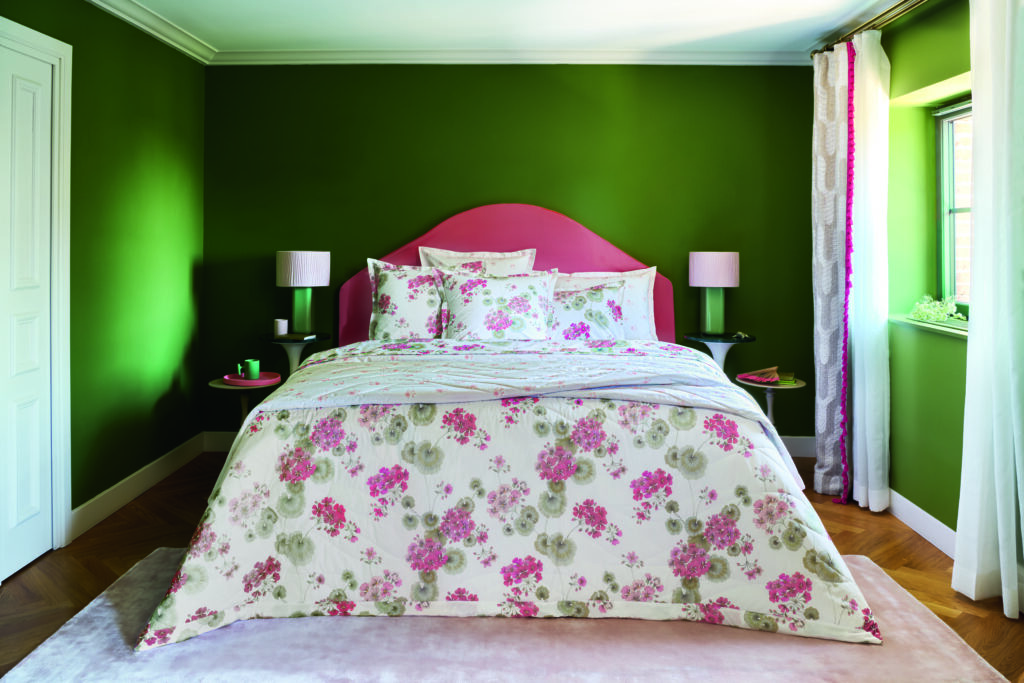 chambre colorée avec parure de lit fleurie aux tons roses et verts