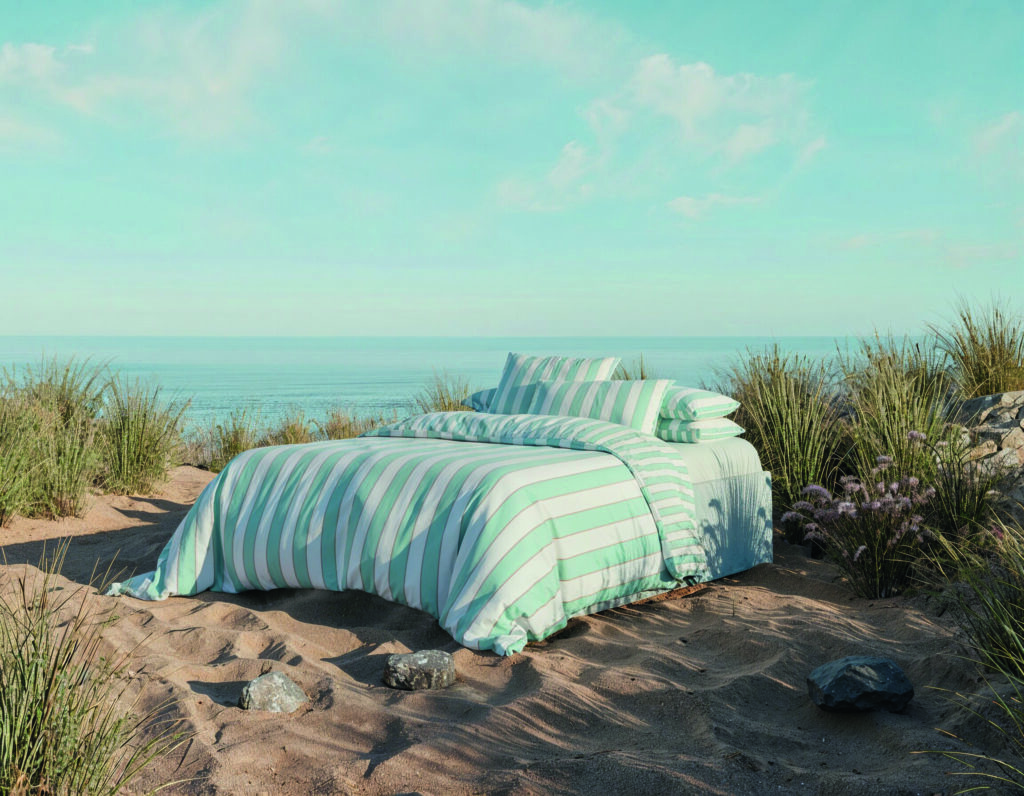 linge de lit rayé dans une ambiance bord de mer estivale