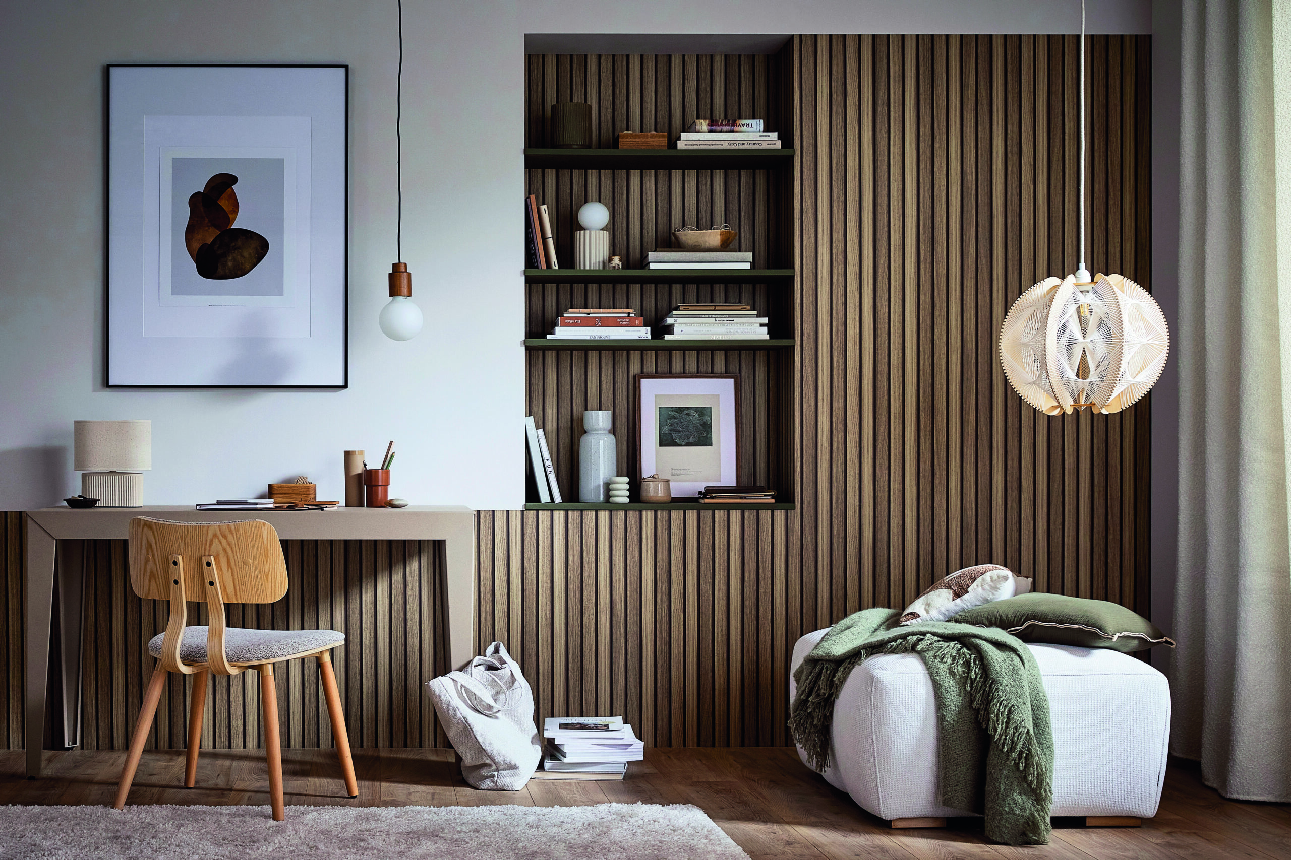 Mur en tasseaux de bois dans une chambre moderne