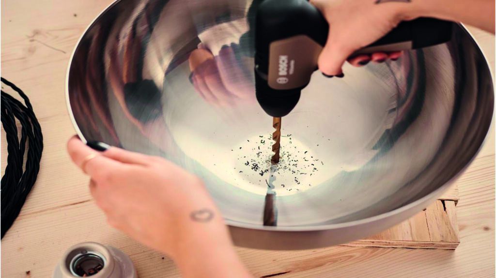 Lampe design DIY fabriquée avec un saladier en métal et un socle en bois