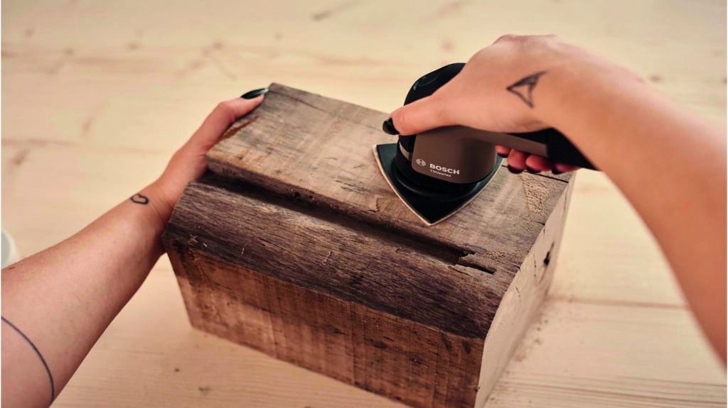 Lampe design DIY fabriquée avec un saladier en métal et un socle en bois