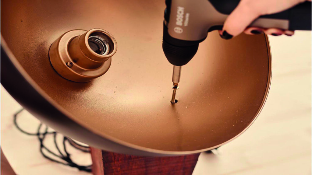 Lampe design DIY fabriquée avec un saladier en métal et un socle en bois