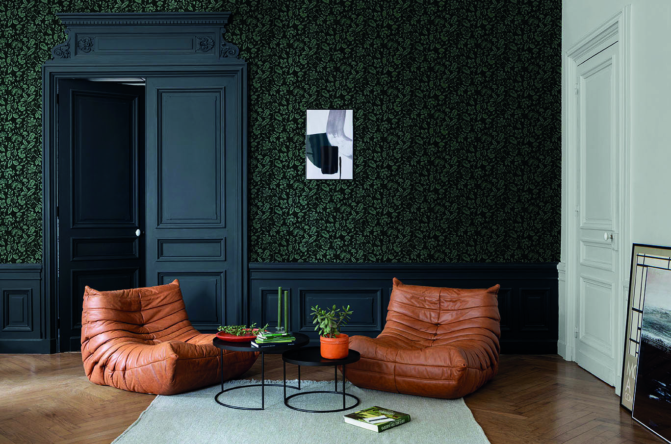 Salon élégant avec papier peint sombre à motifs végétaux et ambiance contemporaine