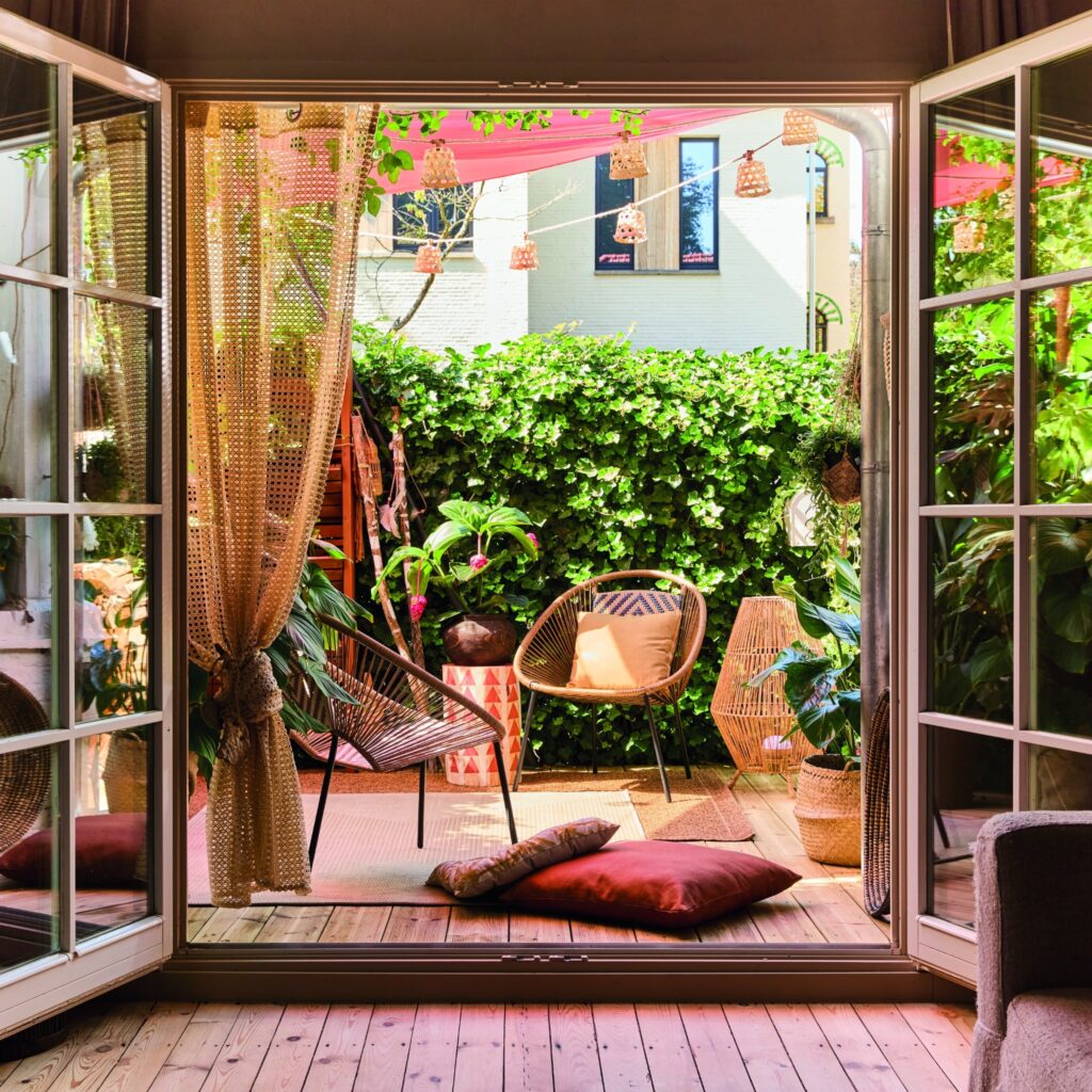 Petit balcon urbain transformé en cocon végétal chaleureux