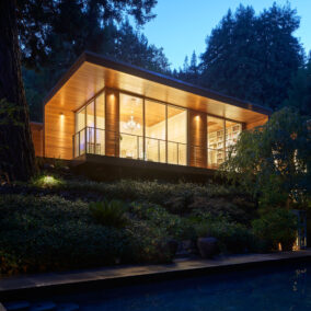 Maison contemporaine en bois illuminée au cœur des redwoods en Californie