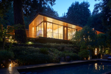 Maison contemporaine en bois illuminée au cœur des redwoods en Californie