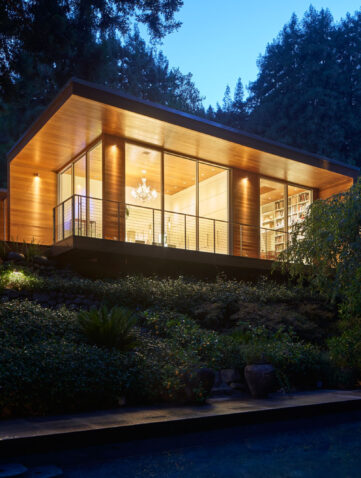 Maison contemporaine en bois illuminée au cœur des redwoods en Californie