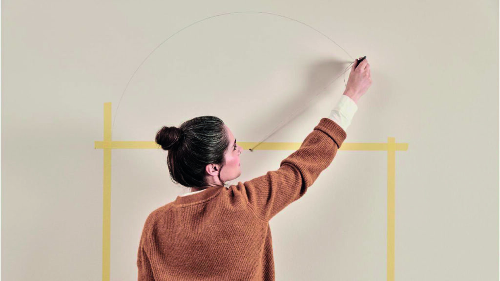 Création d’un mur décoratif avec peinture et étagères