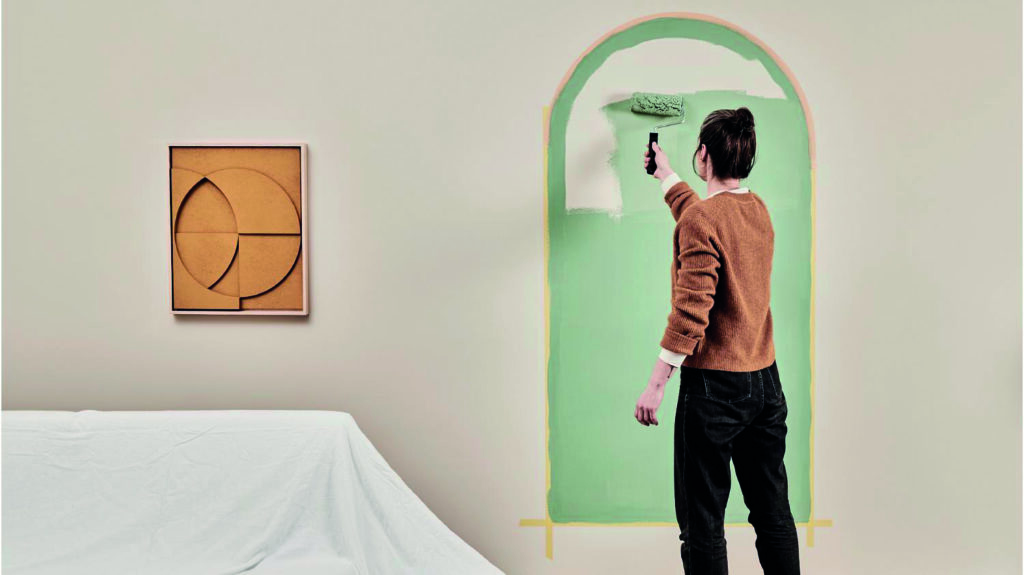 Création d’un mur décoratif avec peinture et étagères