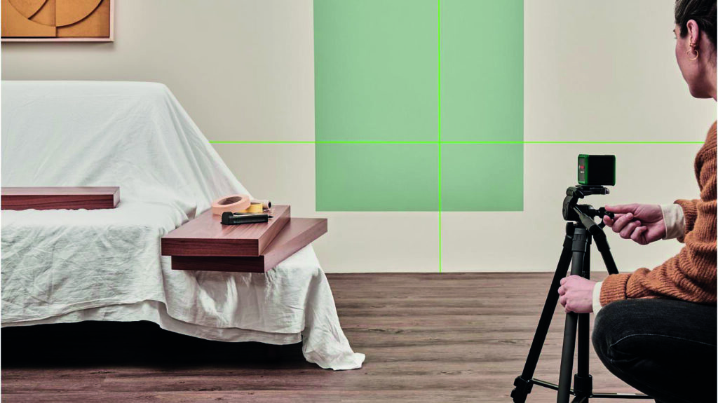 Création d’un mur décoratif avec peinture et étagères