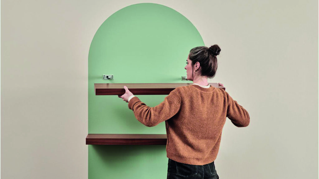 Création d’un mur décoratif avec peinture et étagères