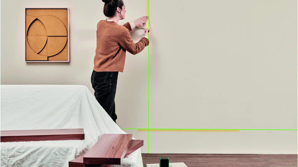 Création d’un mur décoratif avec peinture et étagères