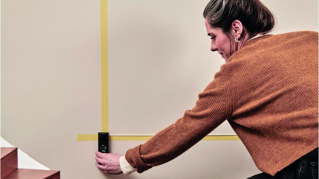 Création d’un mur décoratif avec peinture et étagères