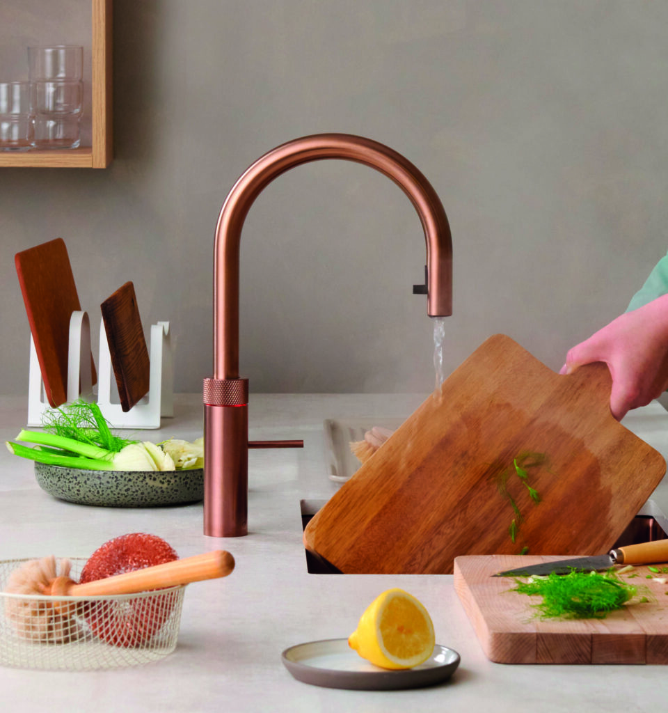 Robinet Quooker en finition cuivre rose avec douchette flexible intégrée