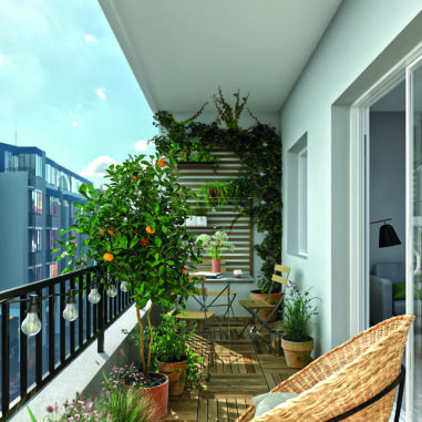 Balcon végétalisé avec plantes en pot et ambiance naturelle en ville