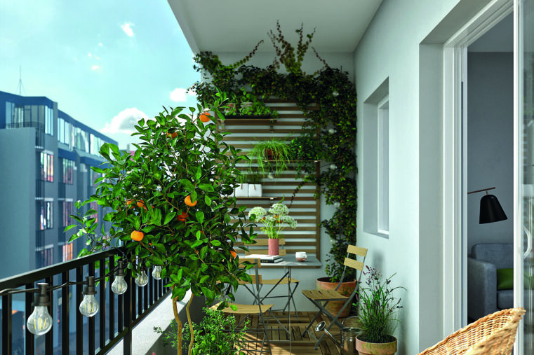 Balcon végétalisé avec plantes en pot et ambiance naturelle en ville