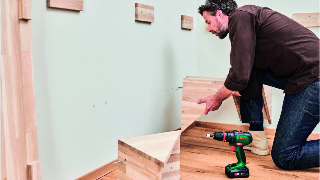 Banquette d’angle suspendue en bois