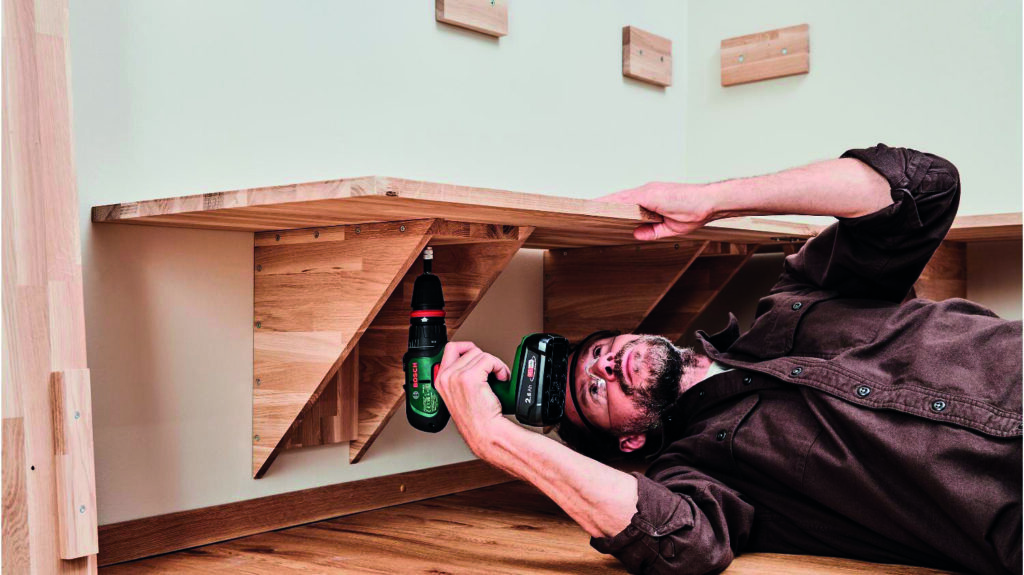 Banquette d’angle suspendue en bois