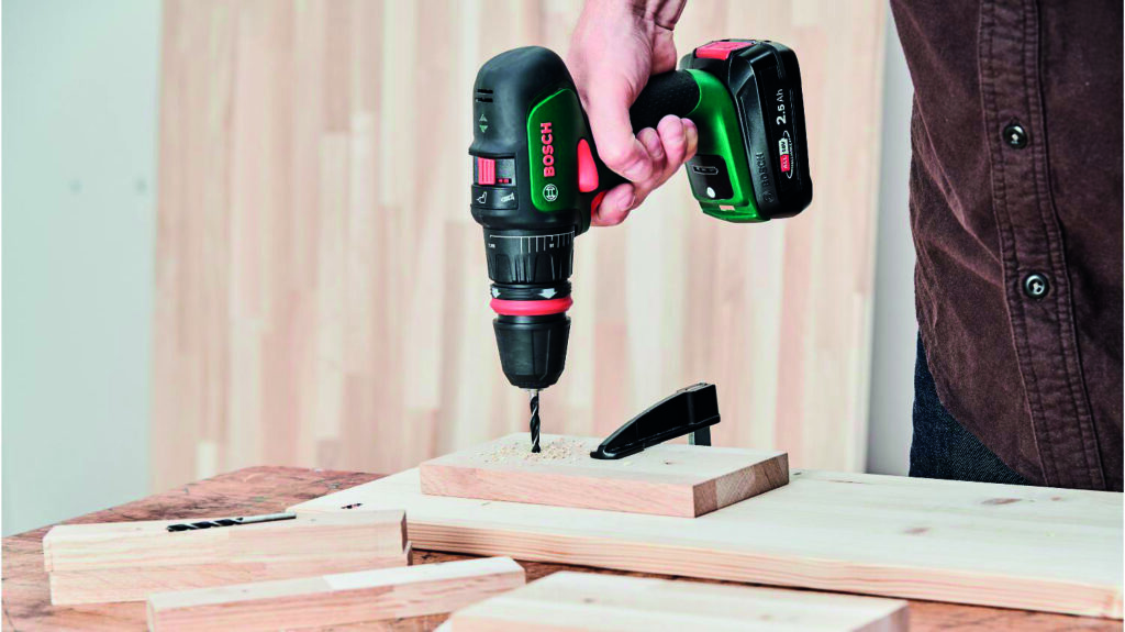 Banquette d’angle suspendue en bois