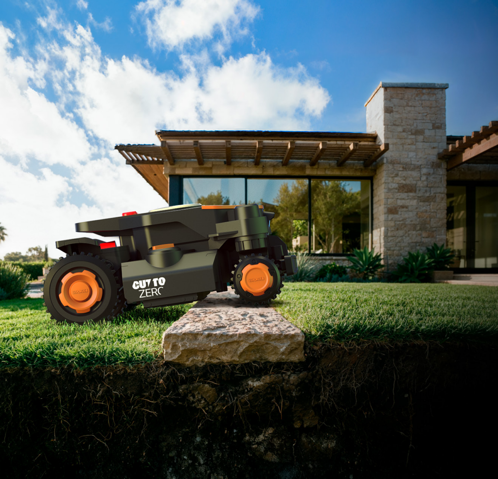 Robot tondeuse WORX Vision Cloud 4WD franchissant un obstacle dans un jardin moderne avec terrain en pente.